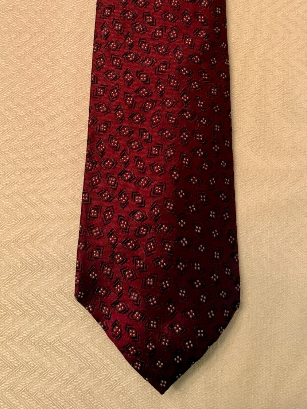 Lauren Ralph Lauren Men’s Silk Neck Tie – Burgundy with Geometric Pattern – USA